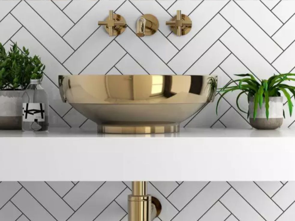 Como decorar o banheiro com cuba dourada e cuba rosé gold.