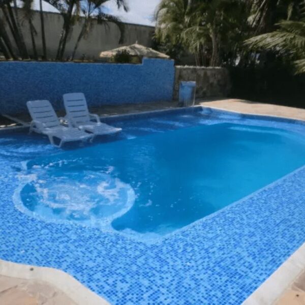 Piscina com pastilhas de vidro.