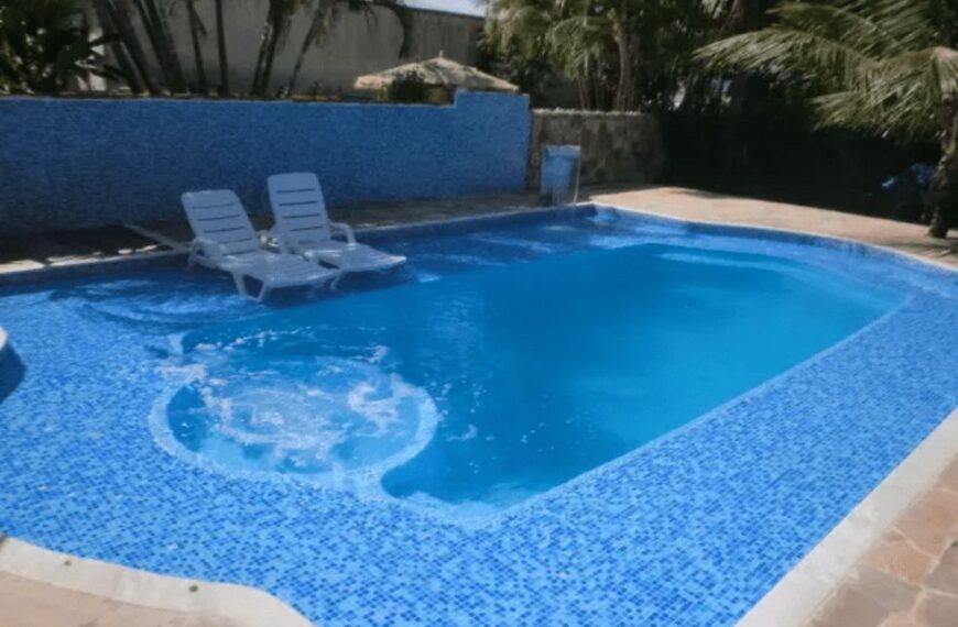 Piscina com pastilhas de vidro.