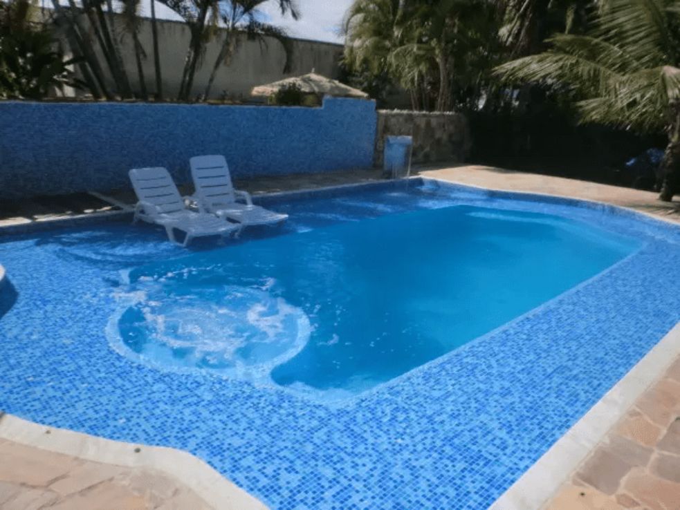 Piscina com pastilhas de vidro.