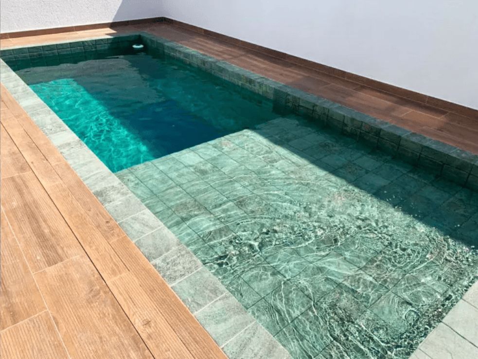 Revestimentos cerâmicos para piscinas.
