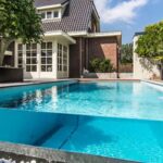 Revestindo sua piscina com pastilhas.