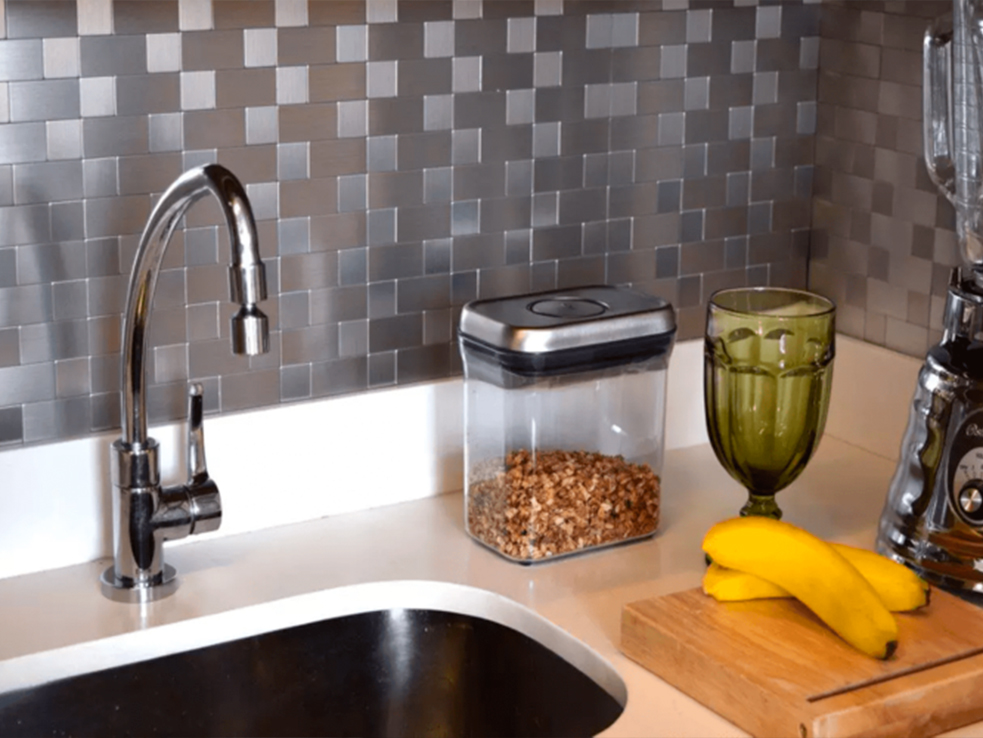 Pastilhas de inox são o revestimento moderno para a sua casa.